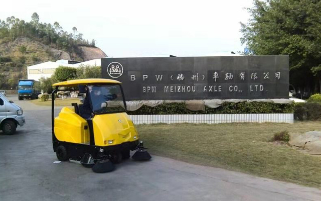 南京提供手推半自动洗地机价格